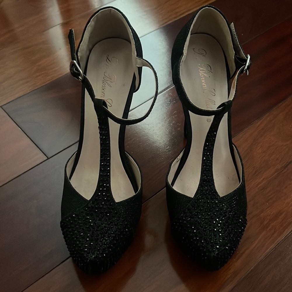 Black Pumps